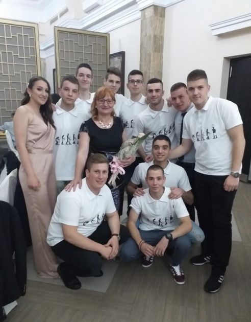 Humanost i drugarstvo pre skupih odela