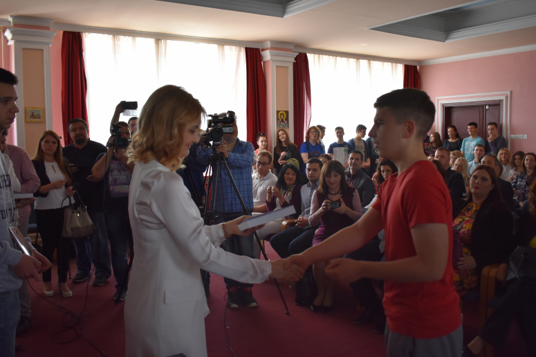 Gimnazija Leskovac: Nagrađeni najbolji učenici koji su se plasirali na republička takmičenju iz različitih predmeta