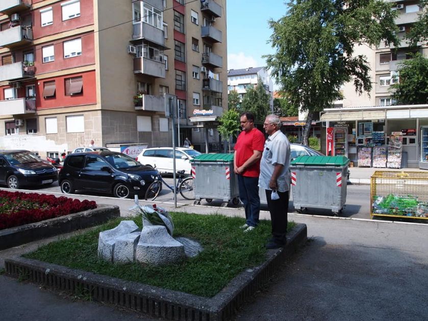 Venci i cveće na Živadinovom spomen obeležju