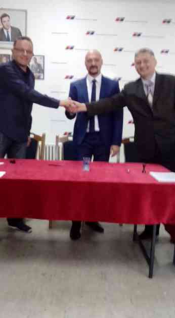 Koalicioni partneri posle dogovora potpisali sporazum