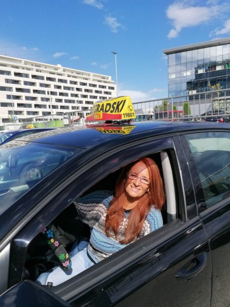 UPOZNAJTE DAMU KOJA JE U SVOM TAKSIJU PREŠLA PREKO 800 HILJADA KILOMETARA I BEZ PROBLEMA STAJE NA CRTU SVIM MUŠKIM VOZAČIMA