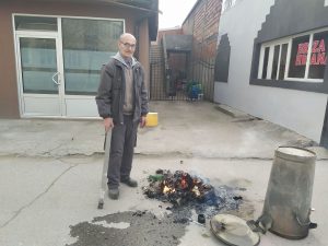 Lebane: Zapalio smeće na ulici i pozvao ekološku inspekciju da napiše prijavu!