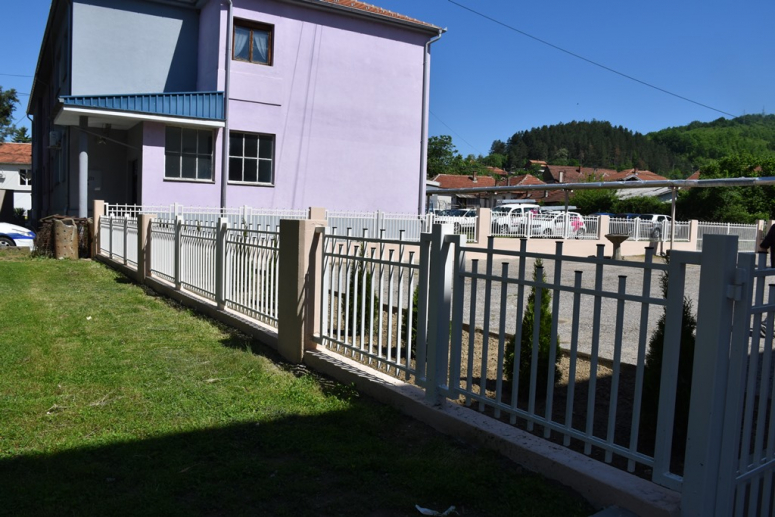 Grdelica: Srednja i OŠ „Desanka Maksimović“ dobili ogradu dužine 170 metara