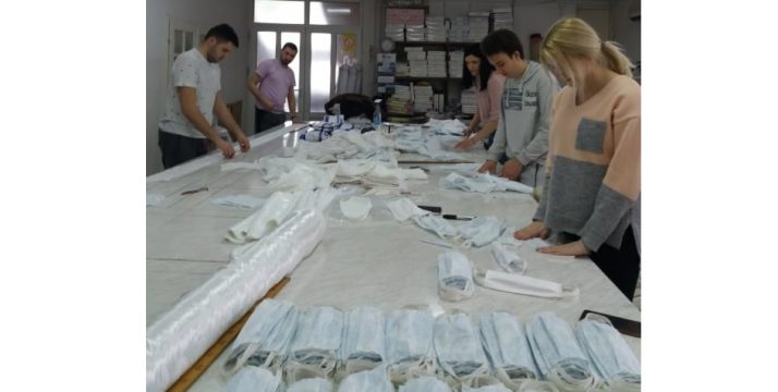 Vlasotince: Sestre Biljana Ivković Krstić i Ljiljana Petković uveliko šiju maske