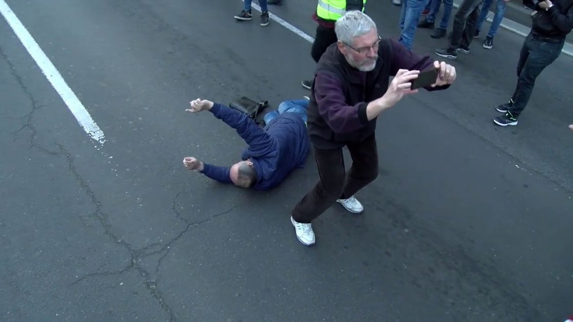 Čovek legao na ulicu ispred kolone na protestu Jedan od pet miliona