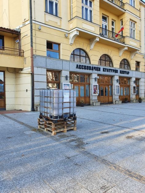 Leskovac: Postavljeni kanisteri sa dezinfekcionim sredstvima ispred Pošte i LKC