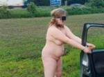 Devojku pored autoputa vezao golu za kola