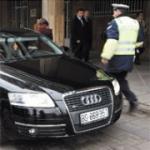 POLICIJA OTERALA POSLANIKE