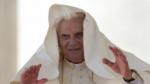 Papa Benedikt XVI sluša Tupaka 