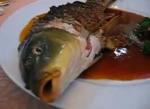 Tajvanski horor specijalitet- pržena riba sa još živom glavom (video)
