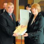 Mesić odlikovao Sonju Biserko zbog zaštite hrvatske manjine