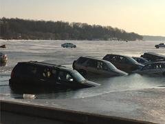 08.02.2016 ::: Parkirali su automobile na zaleđenom jezeru, a onda je naglo otoplilo (FOTO)