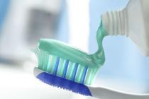 10 neobičnih načina da koristite pastu za zube u domaćinstvu