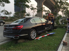 16.05.2016 ::: Hteo je da isproba novi BMW serije 7, ali ga je slupao (FOTO)