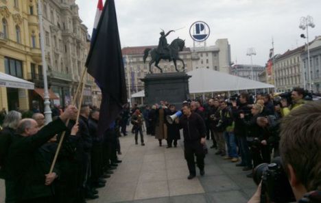 A-HSP postrojio stranačku vojsku na Trgu bana Jelačića, nasuprot njima prosvjed antifašista