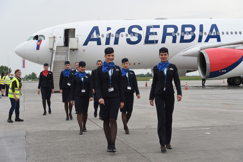 Air serbia. Пилоты Эйр Сербия. Полет в Сербию. Air Serbia очередь. Air Serbia Казань.