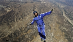 Amerikanac se priprema za skok iz aviona bez padobrana