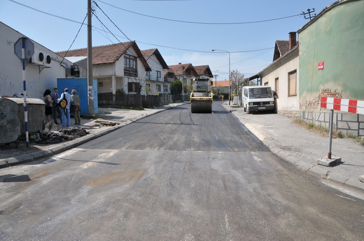 Asfaltirana ulica Cara Dušana