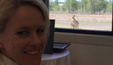 Australijska senatorka snimila selfi ispred kengura u akciji