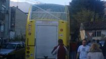 Autobus s vernicima kamenovan u Peći, nema povređenih