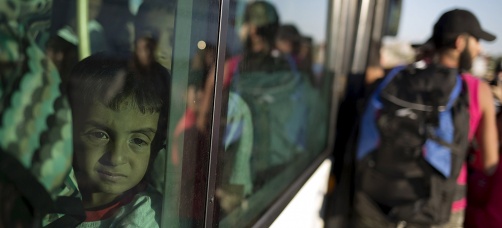Autobusi sa izbeglicama na granici Grčke i MKD