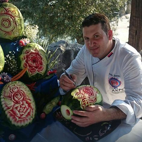 Banjalučki karving velemajstor: Umetnost rezbarenja voća doveo do savršenstva