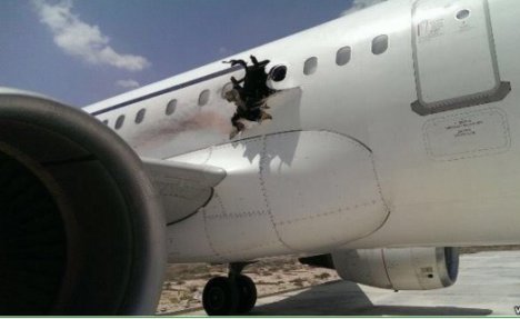 BOMBA BILA U LAPTOPU: Dva službenika aerodroma uhapšena zbog pomaganja teroristi!
