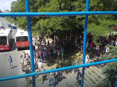 BULEVAR OPET BLOKIRAN Đaci i danas protestuju zbog smene direktorke škole
