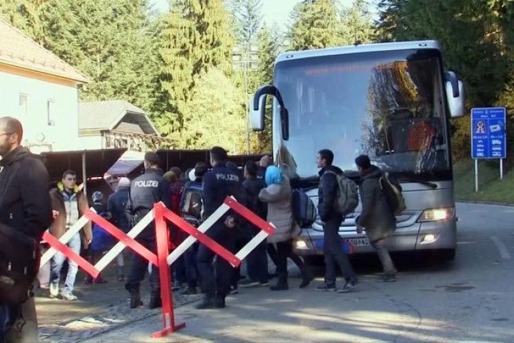 Bavarci Merkelovoj poslali autobus pun izbjeglica