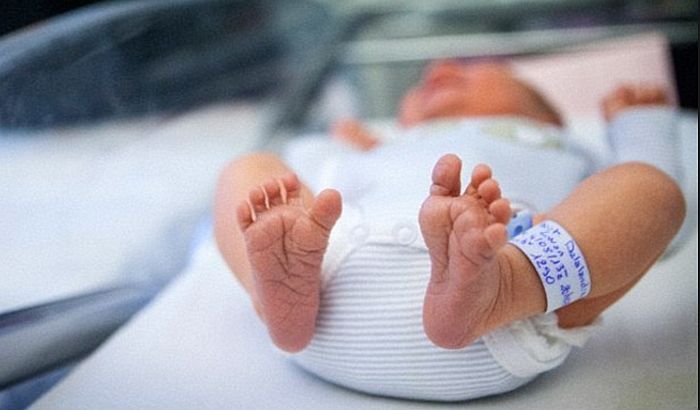 Beba rođena sa mozgom van lobanje se oporavlja uprkos prognozama