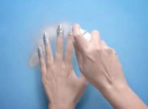 Bez mackanja i sušenja: Nov način lakiranja noktiju je stigao (video)