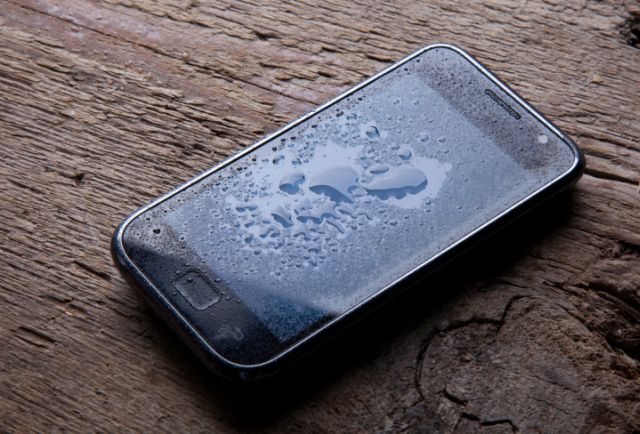 Bez panike: Evo šta bi trebalo da uradite kada vam telefon upadne u vodu