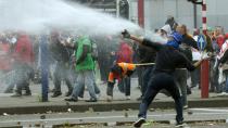 Brisel: Policija vodenim topovima po sindikalcima