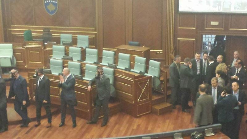 Bučna sednica Skupštine Kosova
