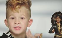 Burne reakcije: Ovaj dečak je zaštitino lice najpoznatije lutke na svetu (video)