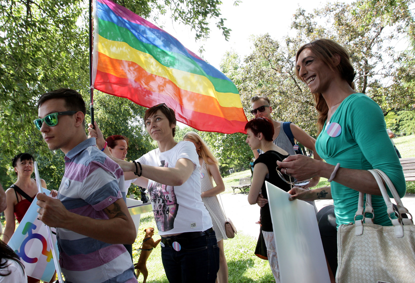 ČESI POTPUNO “IZAŠLI IZ ORMARA”: Ukinuta zabrana gej parovima za usvajanje dece