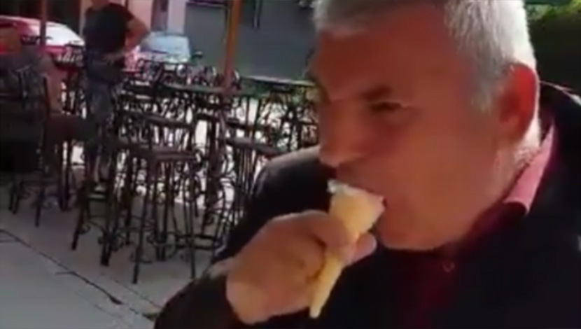 ČOVEK JE NEVEROVATAN: Kada vidite kojom brzinom I KAKO jede sladoled, oduševićete se! (VIDEO)
