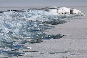 ČUDO PRIRODE Led na jezeru kao oštri komadi stakla