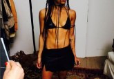 Ćerka slavnog pevača pokazala seksi telo u bikiniju dok se mazila sa dečkom