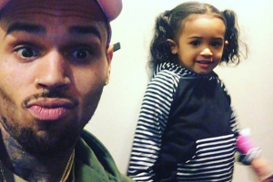 Chris Brown istetovirao lik svoje 2-godišnje ćerkice na leđima