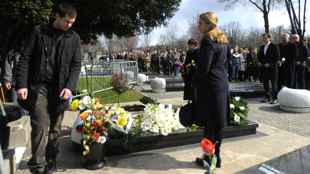 Cveće i sveće u znak sećanja na Zorana Đinđića