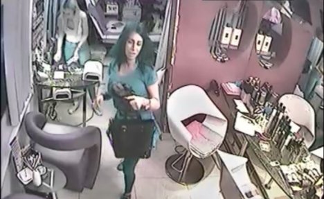 DA LI JE PREPOZNAJETE? Policija traga za ovom devojkom koja pljačka beogradske kozmetičke salone!