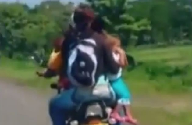 DA LI SU ONI NORMALNI Majka i otac vozili troje dece na motoru bez zastitne opreme (VIDEO)