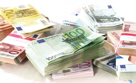 DINAR NASTAVIO SLABLJENJE: Evro danas 122,8 dinara