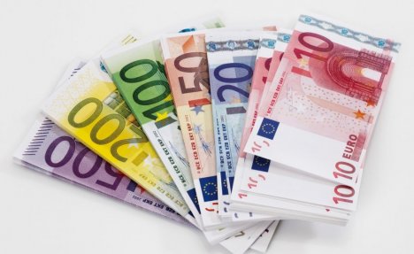 DINAR OSLABIO: Evro danas 122,3 dinara