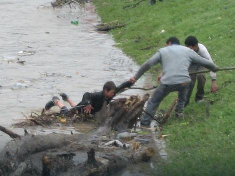 DRAMA NA TOPLICI Četrnaestogodišnjak spasao dečaka (6) iz nabujale reke