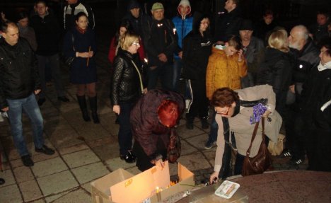 DVE GODINE OD TRAGEDIJE: Nišlije upalile sveće za Vuka Stojiljkovića