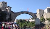 Da vam zastane dah: Skokovi sa starog mosta u Mostaru oduševili region (VIDEO)