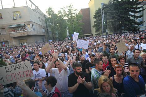 Danas novi protest zbog smena na RTV-u, uz blokadu ulice i šetnju