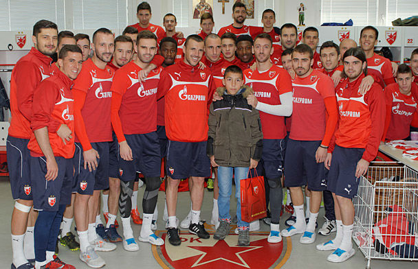 Dečak koji je rastužio Srbiju posetio svoju Crvenu zvezdu! (foto)